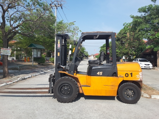 ฟอร์คลิฟท์ขนาด 4.5 ตันเสายกสูง 3 เมตรฟลูฟรีงาสไล์ซ้ายขวา สนใจ 0813535948