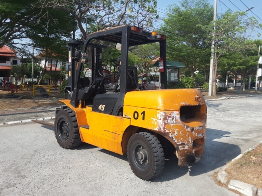 ฟอร์คลิฟท์ขนาด 4.5 ตันเสายกสูง 3 เมตรฟลูฟรีงาสไล์ซ้ายขวา สนใจ 0813535948