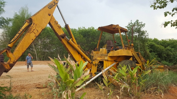 ขายยกคู่ตามสภาพ 240,000 รถตัก CAT 910 เครื่องพัง และรถตักหน้าขุดหลัง CASE เครื่องพังเหมือนกันครับ