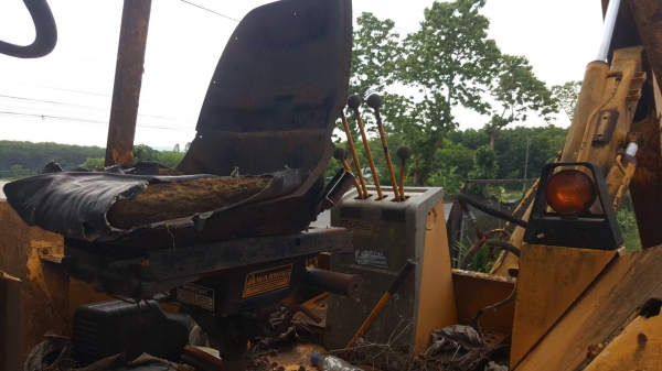 ขายยกคู่ตามสภาพ 240,000 รถตัก CAT 910 เครื่องพัง และรถตักหน้าขุดหลัง CASE เครื่องพังเหมือนกันครับ