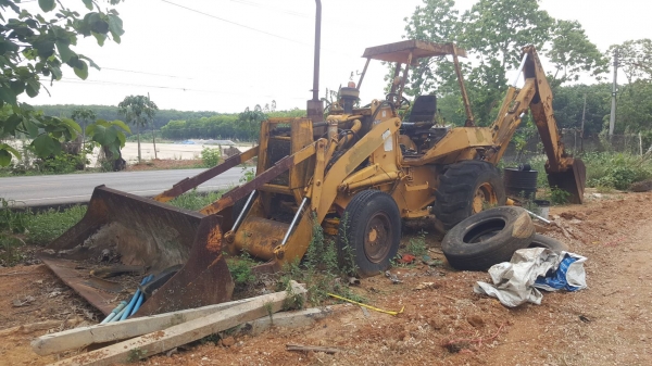 ขายยกคู่ตามสภาพ 240,000 รถตัก CAT 910 เครื่องพัง และรถตักหน้าขุดหลัง CASE เครื่องพังเหมือนกันครับ