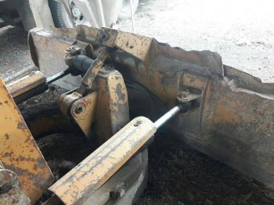 ขายแทรคเตอร์ KOMATSU D20P-5 สไลใบมีดได้6ทิศทางราคา 210,000