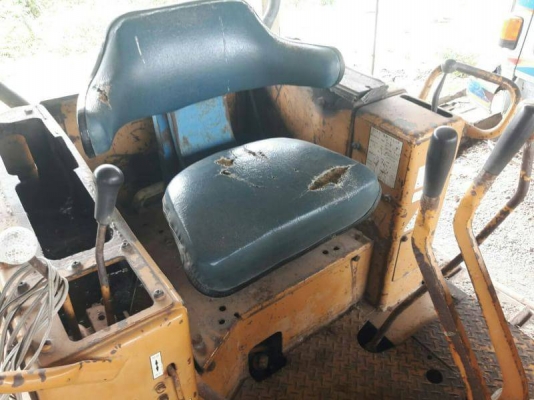 ขายแทรคเตอร์ KOMATSU D20P-5 สไลใบมีดได้6ทิศทางราคา 210,000