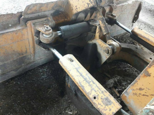 ขายแทรคเตอร์ KOMATSU D20P-5 สไลใบมีดไดี6ทิศทางราคา 210,000