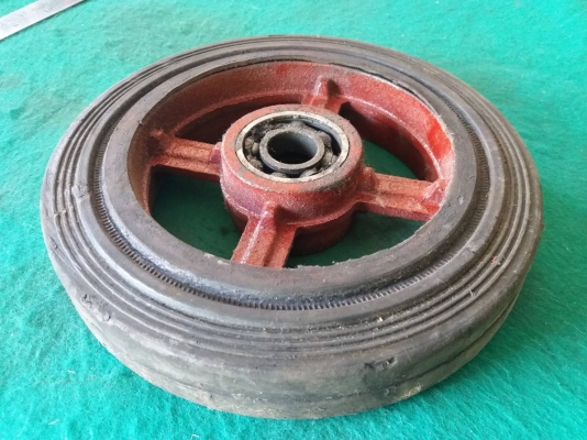 ล้อรถเข็นขนาด 8 นิ้ว สภาพดี มีลูกปืนให้ ราคาล้อละ 150 บาท+50 ค่าส่ง มี 12 ล้อค่ะ