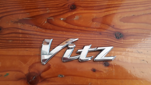 โลโก้ Vitz แท้