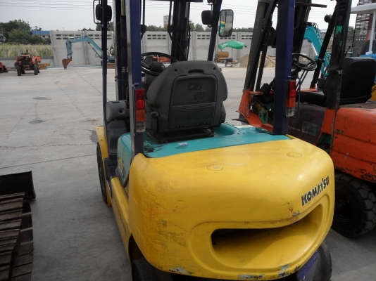 FG20c-14 รถโฟล์คลิฟท์เก่านอก KOMATSU ขายถูก 165,000บาท ยก2ตัน  เสาสูง3เมตร  งาสไลน์ซ้ายขวา  ยกจริงได้หนักถึง 2.5ตันสบายๆ  รถนอกสวยๆนำเข้ายังไม่เคยใช้งานในเมืองไทยเลย   =รุ่นใหม่เครื่องเบนซิน4สูบ  ยางตัน4เส้นเกียธรรมดา  ชั่วโม่งทำงานน้อยมาก เอกสารอินวอยล์