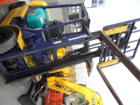 FG20c-14 รถโฟล์คลิฟท์เก่านอก KOMATSU ขายถูก 165,000บาท ยก2ตัน  เสาสูง3เมตร  งาสไลน์ซ้ายขวา  ยกจริงได้หนักถึง 2.5ตันสบายๆ  รถนอกสวยๆนำเข้ายังไม่เคยใช้งานในเมืองไทยเลย   =รุ่นใหม่เครื่องเบนซิน4สูบ  ยางตัน4เส้นเกียธรรมดา  ชั่วโม่งทำงานน้อยมาก เอกสารอินวอยล์