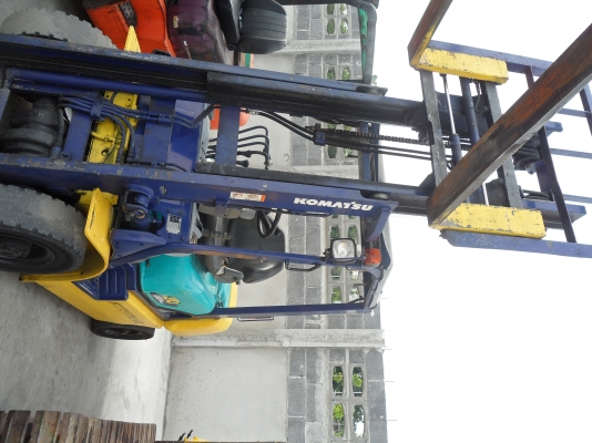 FG20c-14 รถโฟล์คลิฟท์เก่านอก KOMATSU ขายถูก 165,000บาท ยก2ตัน  เสาสูง3เมตร  งาสไลน์ซ้ายขวา  ยกจริงได้หนักถึง 2.5ตันสบายๆ  รถนอกสวยๆนำเข้ายังไม่เคยใช้งานในเมืองไทยเลย   =รุ่นใหม่เครื่องเบนซิน4สูบ  ยางตัน4เส้นเกียธรรมดา  ชั่วโม่งทำงานน้อยมาก เอกสารอินวอยล์