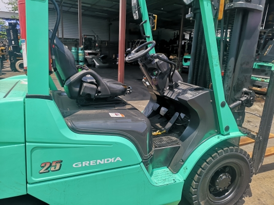 รถยกมิตซูบิชิรุ่นล่าสุด น้ำหนักยก 2.5 ตัน เสาสูง 4.50 เมตรเข้าตู้ เครื่องดีเซล เกียร์ออโต้ *****รถนอกนำเข้า ****