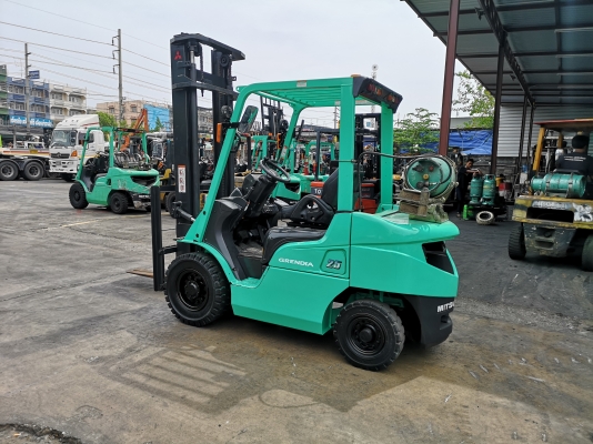 รถยกมิตซูบิชิรุ่นล่าสุด น้ำหนักยก 2.5 ตัน เสาสูง 4 เมตร เครื่องเบนซินติดแก๊สเรียบร้อย เกียร์ออโต้