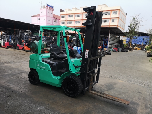 รถยกมิตซูบิชิรุ่นล่าสุด น้ำหนักยก 2.5 ตัน เสาสูง 4 เมตร เครื่องเบนซินติดแก๊สเรียบร้อย เกียร์ออโต้