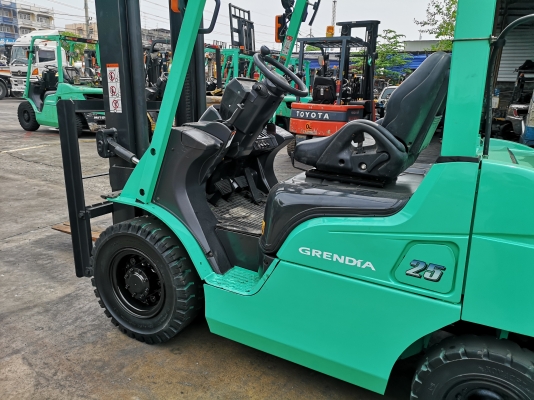 รถยกมิตซูบิชิรุ่นล่าสุด น้ำหนักยก 2.5 ตัน เสาสูง 4 เมตร เครื่องเบนซินติดแก๊สเรียบร้อย เกียร์ออโต้