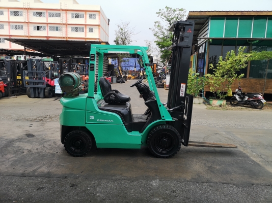 รถยกมิตซูบิชิรุ่นล่าสุด น้ำหนักยก 2.5 ตัน เสาสูง 4 เมตร เครื่องเบนซินติดแก๊สเรียบร้อย เกียร์ออโต้