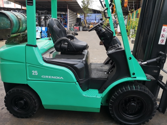 รถยกมิตซูบิชิรุ่นล่าสุด น้ำหนักยก 2.5 ตัน เสาสูง 4 เมตร เครื่องเบนซินติดแก๊สเรียบร้อย เกียร์ออโต้