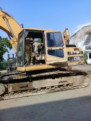 CAT320-BLราคา950, 000บาท บูมอาร์มสวยช่วงล่างเต็มเอวเเน่น  เครื่องดีปั้มดี  ไม่โหลดรถสวยสถาพเดิมๆ พร้อมใช้ เอกสารเล่ม สนใจโทรหา081-989-1989หรั่งครับ