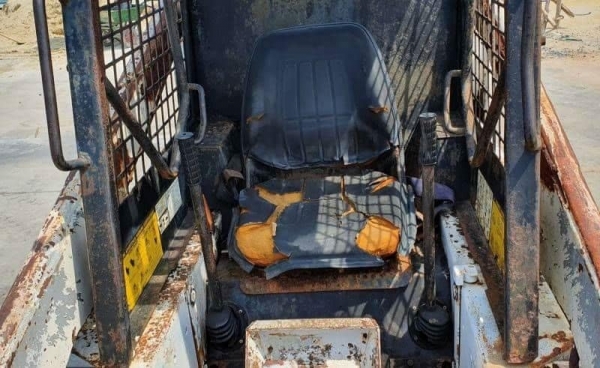 743 BOBCATบ๊อบแคท รถตักล้อยาง ขนาดเล็ก จิ๋วแต่เจ๋งมาก ขายเพียง145,000บาท ตักยก0.8ตันคิว ยกสูง3เมตรรถขับเคลื่อน4ล้อ ขนาด3ตัน ระบบเกียทอก รถนอกเพื่งนำเข้ามายังไม่เคยใช้งานในเมืองไทยเลย เอกสารอินวอยล์เครื่องดีเซล4สูบ แรงประหยัดนำมันดีรถพร้อมใช้ รถราคาถูกสนใจ