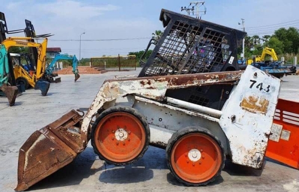 743 BOBCATบ๊อบแคท รถตักล้อยาง ขนาดเล็ก จิ๋วแต่เจ๋งมาก ขายเพียง145,000บาท ตักยก0.8ตันคิว ยกสูง3เมตรรถขับเคลื่อน4ล้อ ขนาด3ตัน ระบบเกียทอก รถนอกเพื่งนำเข้ามายังไม่เคยใช้งานในเมืองไทยเลย เอกสารอินวอยล์เครื่องดีเซล4สูบ แรงประหยัดนำมันดีรถพร้อมใช้ รถราคาถูกสนใจ