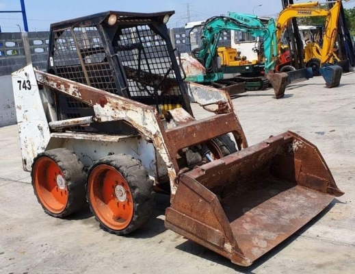 743 BOBCATบ๊อบแคท รถตักล้อยาง ขนาดเล็ก จิ๋วแต่เจ๋งมาก ขายเพียง145,000บาท ตักยก0.8ตันคิว ยกสูง3เมตรรถขับเคลื่อน4ล้อ ขนาด3ตัน ระบบเกียทอก รถนอกเพื่งนำเข้ามายังไม่เคยใช้งานในเมืองไทยเลย เอกสารอินวอยล์เครื่องดีเซล4สูบ แรงประหยัดนำมันดีรถพร้อมใช้ รถราคาถูกสนใจ