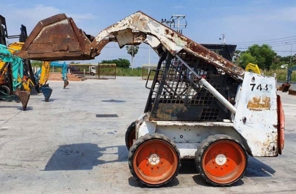 743 BOBCATบ๊อบแคท รถตักล้อยาง ขนาดเล็ก จิ๋วแต่เจ๋งมาก ขายเพียง145,000บาท ตักยก0.8ตันคิว ยกสูง3เมตรรถขับเคลื่อน4ล้อ ขนาด3ตัน ระบบเกียทอก รถนอกเพื่งนำเข้ามายังไม่เคยใช้งานในเมืองไทยเลย เอกสารอินวอยล์เครื่องดีเซล4สูบ แรงประหยัดนำมันดีรถพร้อมใช้ รถราคาถูกสนใจ