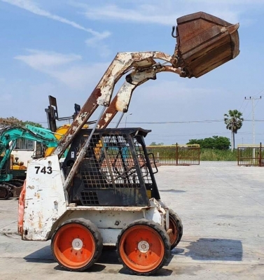 743 BOBCATบ๊อบแคท รถตักล้อยาง ขนาดเล็ก จิ๋วแต่เจ๋งมาก ขายเพียง145,000บาท ตักยก0.8ตันคิว ยกสูง3เมตรรถขับเคลื่อน4ล้อ ขนาด3ตัน ระบบเกียทอก รถนอกเพื่งนำเข้ามายังไม่เคยใช้งานในเมืองไทยเลย เอกสารอินวอยล์เครื่องดีเซล4สูบ แรงประหยัดนำมันดีรถพร้อมใช้ รถราคาถูกสนใจ