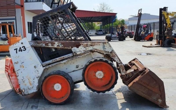 743 BOBCATบ๊อบแคท รถตักล้อยาง ขนาดเล็ก จิ๋วแต่เจ๋งมาก ขายเพียง145,000บาท ตักยก0.8ตันคิว ยกสูง3เมตรรถขับเคลื่อน4ล้อ ขนาด3ตัน ระบบเกียทอก รถนอกเพื่งนำเข้ามายังไม่เคยใช้งานในเมืองไทยเลย เอกสารอินวอยล์เครื่องดีเซล4สูบ แรงประหยัดนำมันดีรถพร้อมใช้ รถราคาถูกสนใจ