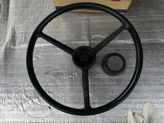 พวงมาลัยเดิม 3ก้าน.รถ Land Rover.  โบราณ.ขนาด 16". สวยๆ เดิมๆ  สภาพโดยรวม. ตามรูปเลยครับ.   ขาย  1,180 บาท. รวมส่ง พัสดุ.ไปรษณีย์ครับ.  ส่งจริง.เช็คประวัติ.ได้ทุกช่องทาง.  สนใจโทร 084-7409635.   ไลน์.ไอดี   aon.warut  ขอบคุณครับ.