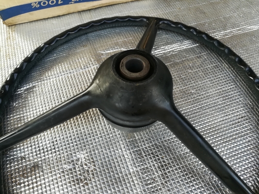 พวงมาลัยเดิม 3ก้าน.รถ Land Rover.  โบราณ.ขนาด 16". สวยๆ เดิมๆ  สภาพโดยรวม. ตามรูปเลยครับ.   ขาย  1,180 บาท. รวมส่ง พัสดุ.ไปรษณีย์ครับ.  ส่งจริง.เช็คประวัติ.ได้ทุกช่องทาง.  สนใจโทร 084-7409635.   ไลน์.ไอดี   aon.warut  ขอบคุณครับ.