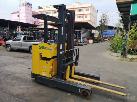 รถยกไฟฟ้ายืนขับโคมัสสุ น้ำหนักยก 3 ตัน เสาสูง 4 เมตร รถนอกนำเข้า