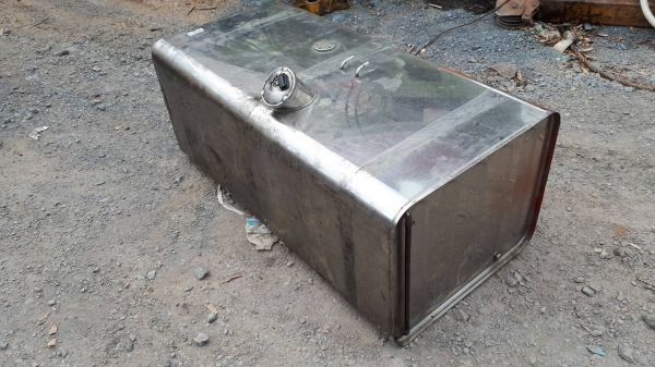 ขาย ถังน้ำมัน สแตนเลส ขนาด 400 ลิตร สำหรับรถบรรทุก 6 ล้อ 10 ล้อ เทรเลอร์ หัวลาก เก่าญี่ปุ่นแท้