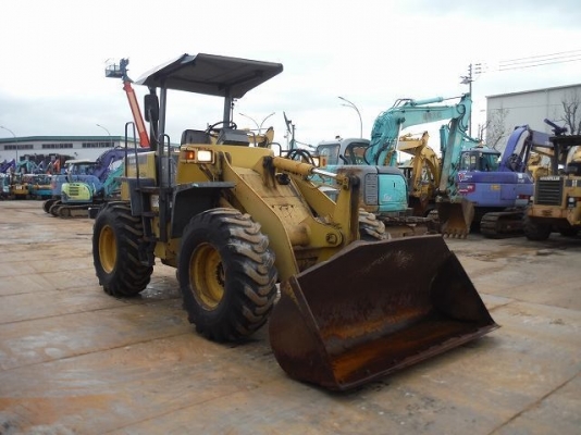 WA100-3 รถตักล้อยาง KOMATSU ซีเรียลสูง ชัวโมงทำงานแค่ 4,XXX นำเข้าจากญี่ปุ่นยังไม่เคยใช้งานในไทย สภาพสวยพร้อมใช้ ราคาแค่ 950,000 สนใจคลิ๊กที่ 081-989-1989 หรั่งครับ