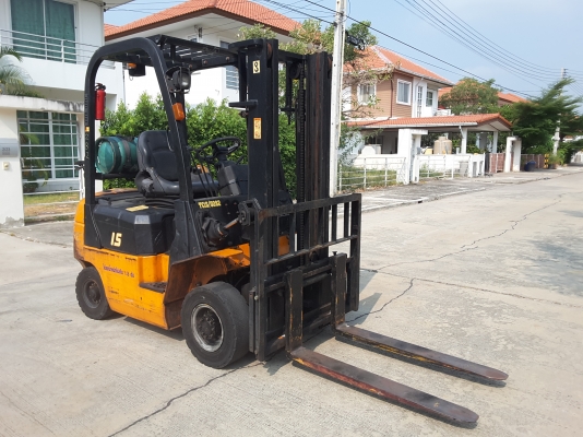 1.5 ตันเสายกสูง 3 เมตรงาสไลน์ซ้ายขวาเกียร์ออโต้ สนใจ 0813535948