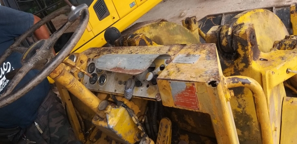 ขายรถตักล้อยาง CATERPILLAR 920 ดินเบรคหน้าหลัง มีเล่มทะเบียน สนใจโทร 081-970-1072