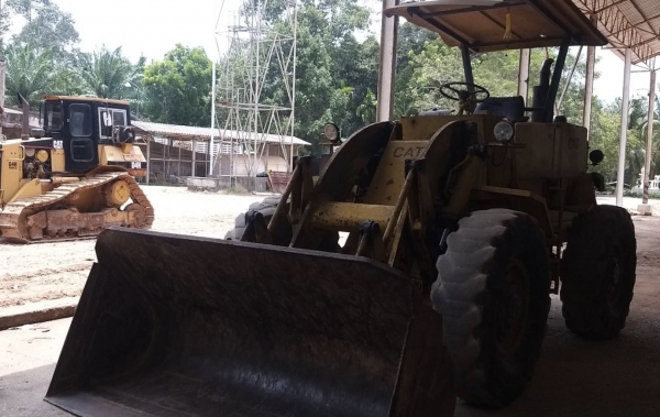 ขายรถตักล้อยาง CATERPILLAR 920 ดินเบรคหน้าหลัง มีเล่มทะเบียน สนใจโทร 081-970-1072