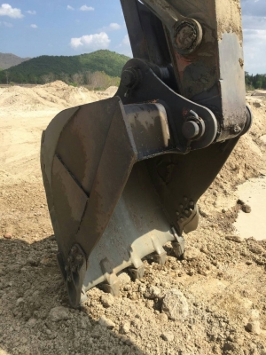 ขายรถแบคโฮ HITACHI ZX200-1 เอกสารเล่มทะเบียน ราคา 650000