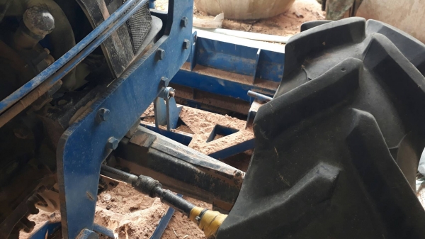 FORD TS90 - 2 เพลา เครื่องแน่นแรงดีสุดๆพร้อมใช้งาน กรองเล็ก อุปกรณ์ครบ ใบดัน,ผาน6 ช่วงล่างแน่น ยางสภาพดี 80\% เอกสารเล่มทะเบียน ราคาต่อรองได้ครับ