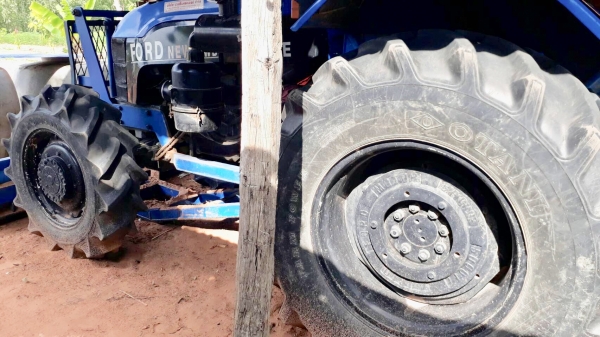 FORD TS90 - 2 เพลา เครื่องแน่นแรงดีสุดๆพร้อมใช้งาน กรองเล็ก อุปกรณ์ครบ ใบดัน,ผาน6 ช่วงล่างแน่น ยางสภาพดี 80\% เอกสารเล่มทะเบียน ราคาต่อรองได้ครับ