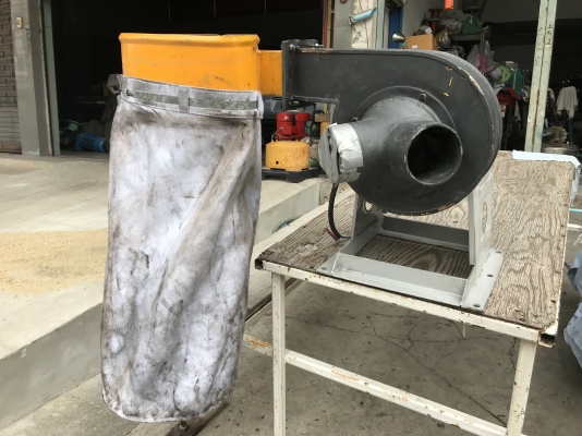 ขายโบลเวอร์ดูดฝุ่นแบบ 2ท่อดูด พร้อมถุงเก็บฝุ่น ขนาด 0.5HP. 380V สภาพสวย หมุนนิ่ม ดูดแรง พร้อมใช้งาน (โครงใส่ถุงบุบต้องดัดหน่อยครับ)