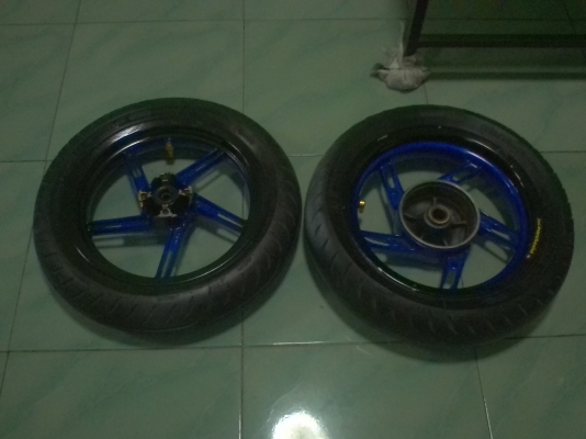 ขายล้อแม็ก MARCHESINI ขอบ13 ใส่ honda สกู๊ปปี้ คลิก (ยางเสียแล้วนะครับทั้ง2เส้น)