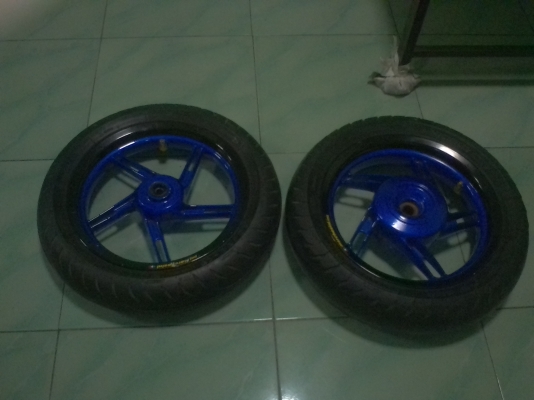 ขายล้อแม็ก MARCHESINI ขอบ13 ใส่ honda สกู๊ปปี้ คลิก (ยางเสียแล้วนะครับทั้ง2เส้น)