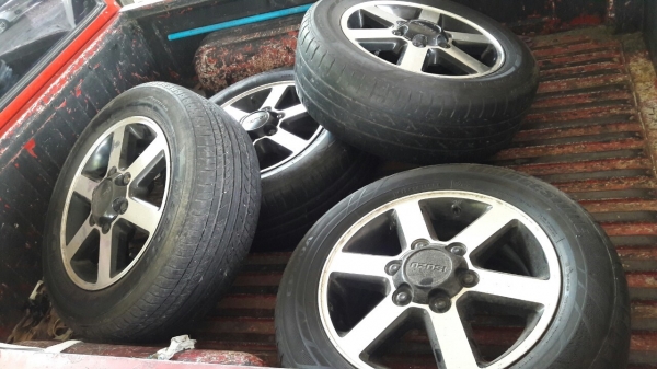 ล้อเดิม6รู สีพอได้กลึงหน้าเงาขอบ16  แถมยางปี13 ชุด2,900บ.