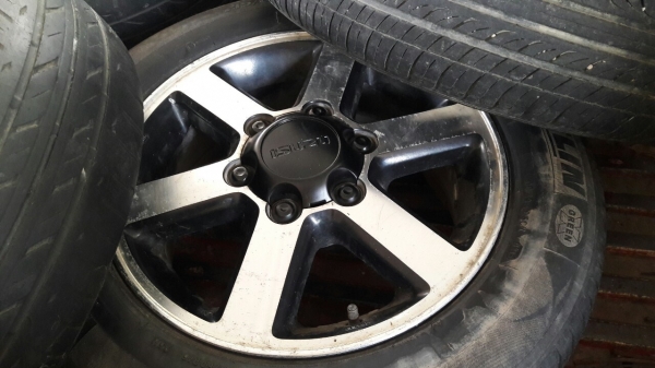 ล้อเดิม6รู สีพอได้กลึงหน้าเงาขอบ16  แถมยางปี13 ชุด2,900บ.