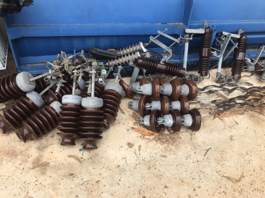 หม้อแปลงขนาด250Kva ของบริษัทสีวลี พร้อมเสาพร้อมอุปกรณ์ เพิ่งเอาหม้อแปลงลง หม้อแปลงขนาด250Kva ของบริษัทสีวลี พร้อมเสาพร้อมอุปกรณ์ เพิ่งเอาหม้อแปลงลง