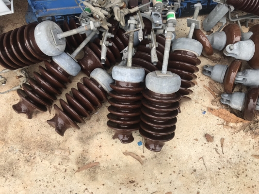 หม้อแปลงขนาด250Kva ของบริษัทสีวลี พร้อมเสาพร้อมอุปกรณ์ เพิ่งเอาหม้อแปลงลง หม้อแปลงขนาด250Kva ของบริษัทสีวลี พร้อมเสาพร้อมอุปกรณ์ เพิ่งเอาหม้อแปลงลง