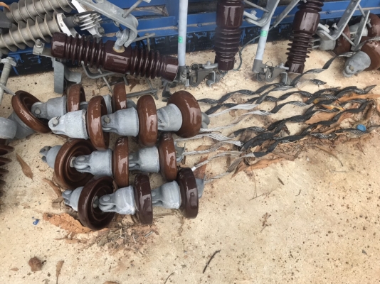 หม้อแปลงขนาด250Kva ของบริษัทสีวลี พร้อมเสาพร้อมอุปกรณ์ เพิ่งเอาหม้อแปลงลง หม้อแปลงขนาด250Kva ของบริษัทสีวลี พร้อมเสาพร้อมอุปกรณ์ เพิ่งเอาหม้อแปลงลง