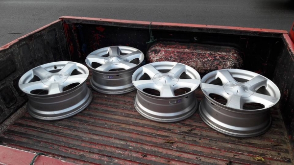 ล้อเดิมออนิวดีแม็กขอบ 17  ล้อเดิมๆสีเดิมๆไม่มีคด ไม่มีดุ้ง ล้อแท้  ชุดละ 3,900