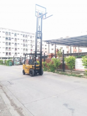 ขายรถยกโฟร์คลิฟท์ยี่ห้อmitsubishi 2.5 ตัน ดีเซล เสา5เมตรเข้าตู้