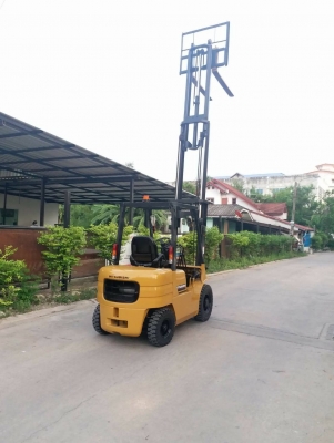 ขายรถยกโฟร์คลิฟท์ยี่ห้อmitsubishi 2.5 ตัน ดีเซล เสา5เมตรเข้าตู้