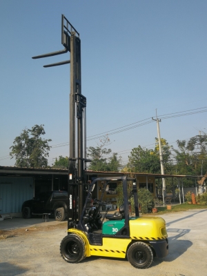 ขายรถนำเข้าจากญี่ปุ่น คันนี้สวยมาก KOMATSU 3ตัน เสาสูง 6เมตร โทร.090-986-2521 อ๊อบ