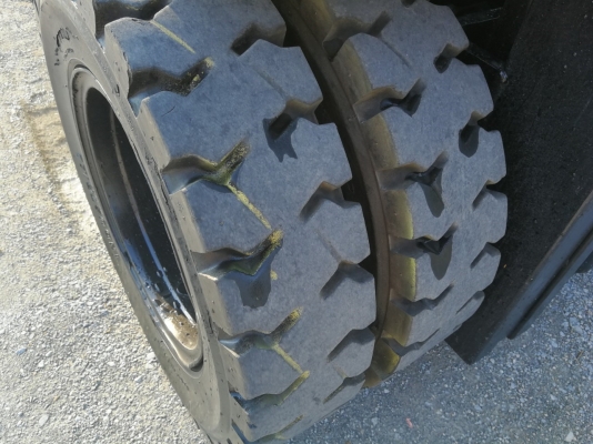 ขายรถนำเข้าจากญี่ปุ่น คันนี้สวยมาก KOMATSU 3ตัน เสาสูง 6เมตร โทร.090-986-2521 อ๊อบ